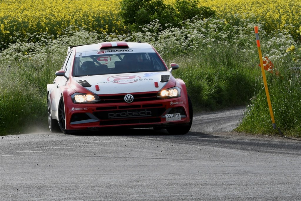 Kristian Poulsen og Ole Frederiksen ramte på rallyets næstsidste prøve en betonkant og slog et baghjulsophæng skævt, men formåede alligevel at fuldføre - og vinde.
(Foto: specialpress@gmail.com)